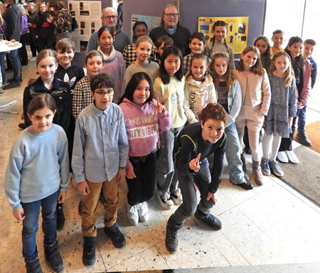 Die Kinder der 4. Klassen an der Geschwister-Scholl-Schule in Steinbach, Religionsunterricht. Feierliche Ausstellungseröffnung 