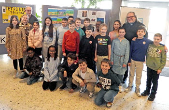 Schülerinnen und Schüler die 4. Religionsklassen, Geschwister-Scholl-Schule Steinbach (Taunus)