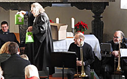 Pfarrer Herbert Lüdtke verteilt Engelstütchen mit Segenswünschen