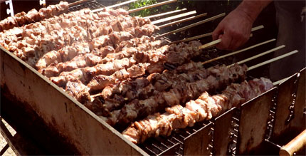 Schaschlikfest mit Geflüchteten aus der Ukraine bei der Ev. St. Georgsgemeinde Steinbach (Taunus)