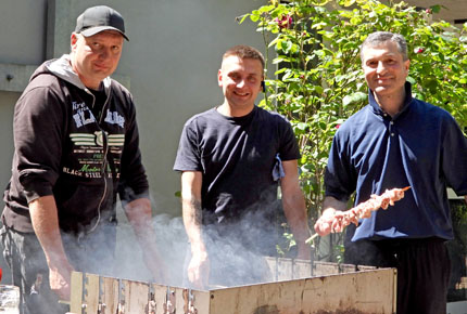 Schaschlikfest mit den Geflüchteten aus der Ukraine - bei der Ev. St. Georgsgemeinde Steinbach (Taunus)