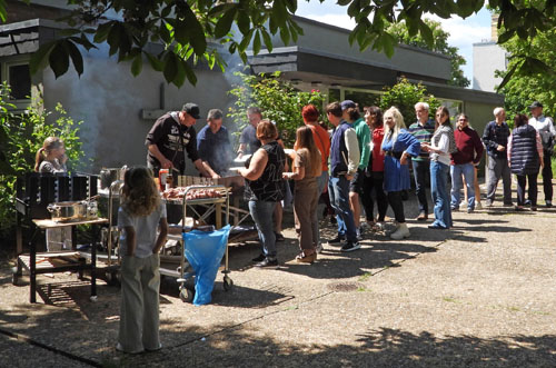 Schaschlikfest mit Geflüchteten aus der Ukraine bei der Ev. St. Georgsgemeinde Steinbach (Taunus)